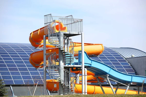 Ясло, Польша - 9 3 2019: Муниципальный спортивный комплекс МОСИР с крытым бассейном с водной горкой. Использование солнечных панелей для экологически чистой электроэнергии. Здоровый образ жизни. Использование фотовольтаики — стоковое фото