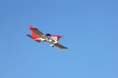 Yaslo, Polonya - 9 3 2019: Yağmurlu bulutlar arasında gökyüzünde bir ışık spor turboprop uçak uçar. Açılış zor hava koşullarında. Meteoroloji ve havacılık için hava tahmini