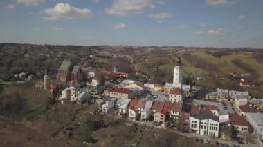 Biecz, Polonya - 392019: Avrupa ortaçağ şehrinin tarihi merkezinin manzaralı yeşil tepelerdeki panoraması. Mimari eserlere geziler: tapınaklar, merkez meydan, belediye binası