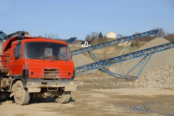 O camião vermelho do Tatra no fundo da triagem de escombros. Elementos do equipamento para a extração e triagem de entulho. Produção de materiais de construção. Construção de metal para trabalhar — Fotografia de Stock