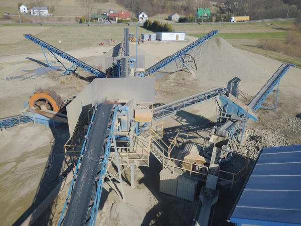 Elementos de equipo para la extracción y clasificación de escombros. Producción de materiales de construcción. Construcción metálica para trabajar con piedra y rocas. Escoria de grava bajo la cinta transportadora — Foto de Stock