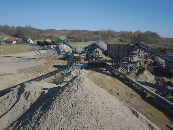 Elementos do equipamento para a extração e triagem de entulho. Produção de materiais de construção. Construção de metal para trabalhar com pedra e pedras. Escória de cascalho sob a correia transportadora — Fotografia de Stock