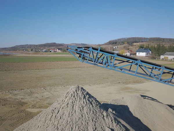 Elementos do equipamento para a extração e triagem de entulho. Produção de materiais de construção. Construção de metal para trabalhar com pedra e pedras. Escória de cascalho sob a correia transportadora — Fotografia de Stock