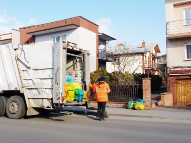 Toplama ve servis personeli için evsel atık kaldırma. Kentlerde çevre durum izleme. İnsan atık geri dönüşüm. Özel ekipman Belediye çalışanları tarafından topraklarının Temizleme