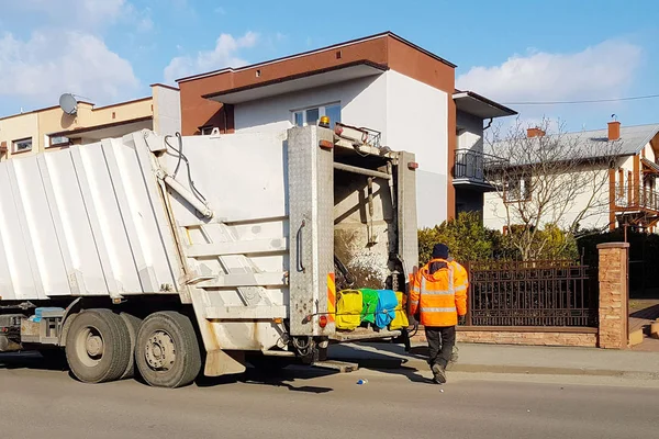 Inzameling en verwijdering van huishoudelijk afval service personeel. Toezicht op de milieusituatie in de steden. Recycling van menselijk afval. Reiniging van het grondgebied door gemeentelijke werknemers op speciale apparatuur — Stockfoto