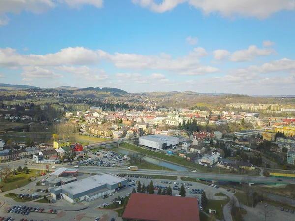 Gorlice, poland - 3 9 2019: panorama einer kleinen europäischen mittelalterlichen stadt in der gegenwärtigen zeit. Blick von der Drohne oder dem Quadrocopter auf das Mosir-Sportgelände und das historische Zentrum. Landschaftsplanung — Stockfoto