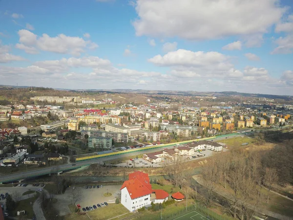 Gorlice, Pologne - 3 9 2019 : Panorama d'une petite ville médiévale européenne à l'heure actuelle. Vue depuis le drone ou le quadrocopter sur le complexe sportif MOSiR et le centre historique. Conception paysagère — Photo