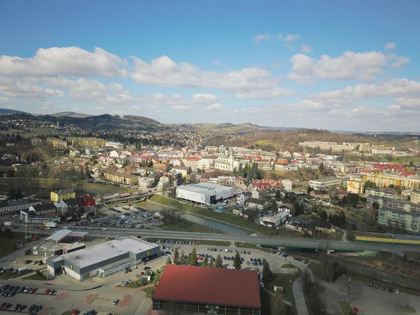 Gorlice, poland - 3 9 2019: panorama einer kleinen europäischen mittelalterlichen stadt in der gegenwärtigen zeit. Blick von der Drohne oder dem Quadrocopter auf das Mosir-Sportgelände und das historische Zentrum. Landschaftsplanung — Stockfoto
