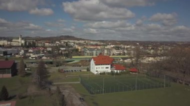 Gorlice, Polonya - 3 9 2019: Panorama pitoresk yeşil tepeler üzerinde Avrupa Ortaçağ kentin tarihi merkezinin. Geziler mimari anıtları, tapınaklar, üç aylık dönemler ve karmaşık Mosir spor