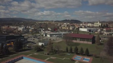 Gorlice, Polonya - 3 9 2019: Panorama pitoresk yeşil tepeler üzerinde Avrupa Ortaçağ kentin tarihi merkezinin. Geziler mimari anıtları, tapınaklar, üç aylık dönemler ve karmaşık Mosir spor