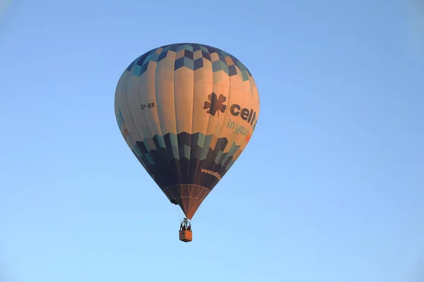 Jedlicze, Polen - 3. 9. 2019: Ballonfahrt in der Abendsonne. Heiße Luft füllt die Kugel und hebt sie in die Höhe. Abenteuerreisen mit dem Flugzeug. Aufregung und Adrenalin — Stockfoto