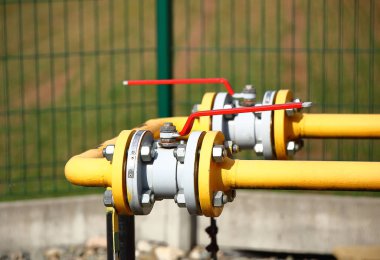 Öğe gaz hattı yüksek ve Orta basınç. Çit yüzeyi sarı taşıma borular. Doğal sıkıştırılmış yakıt için yasal tedarik sistemi. Erişim örtüşme vanaları ve basınç sensörleri