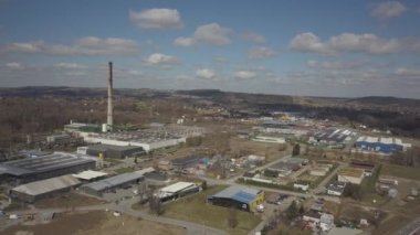 Gorlice, Polonya-3 9 2019: Karpat kentinin sanayi bölgesi. Rafinerisi ve yardımcı binaların üst görünümü. Drone veya quadrocopter tarafından çekilen video. Fabrikadaki günün kendini beğenmiş. Planlama 