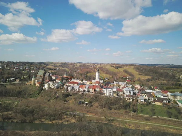 Biecz, Lengyelország - 3 9 2019: Panoráma az európai középkori város történelmi központjáról a festői zöld dombokon. Kirándulások építészeti emlékek: templomok, központi tér, városháza, önkormányzati — Stock Fotó