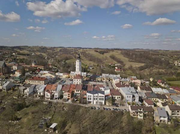 Biecz, Polônia - 3 9 2019: Panorama do centro histórico da cidade medieval europeia nas pitorescas colinas verdes. Viagens para monumentos arquitetônicos: templos, praça central, prefeitura, municipal — Fotografia de Stock