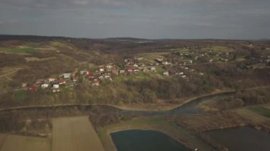 Kuş bakışı Panoraması. Orta Avrupa: Polonya köyü yeşil tepeler ve nehir arasında yer almaktadır. Ilıman iklim. Uçuş drone 'ları ya da quadrocopter. Peyzaj kentleşme.