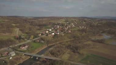 Kuş bakışı Panoraması. Orta Avrupa: Polonya köyü yeşil tepeler ve nehir arasında yer almaktadır. Ilıman iklim. Uçuş drone 'ları ya da quadrocopter. Peyzaj kentleşme.