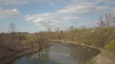 Bir sığ dağ nehir taşları ve yeşillikler arasında düz akar. Temiz su ve dinlenme ve rahatlama rezerv için güzel doğa. Ilıman iklim ekosistem içinde balık tutma.