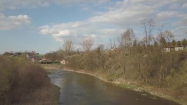 Bir sığ dağ nehir taşları ve yeşillikler arasında düz akar. Temiz su ve dinlenme ve rahatlama rezerv için güzel doğa. Ilıman iklim ekosistem içinde balık tutma.