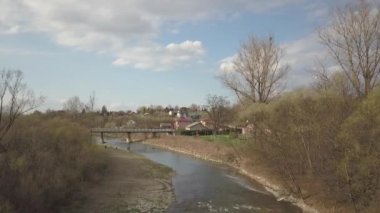 Bir sığ dağ nehir taşları ve yeşillikler arasında düz akar. Temiz su ve dinlenme ve rahatlama rezerv için güzel doğa. Ilıman iklim ekosistem içinde balık tutma.