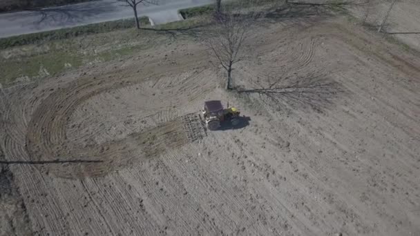 시더가 트랙터를 농부는 지역의 들판에 쟁기질한 곡물을 뿌린다 스프링 작업의 — 비디오