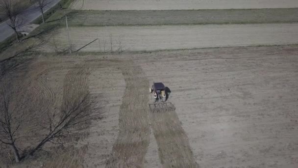 Bonde Traktor Med Seeder Suggor Säd Plöjde Mark Ett Privat — Stockvideo