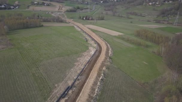 Verlegung Einer Gaspipeline Zwischen Grünen Hügeln Große Hochdruck Stahlrohre Die — Stockvideo