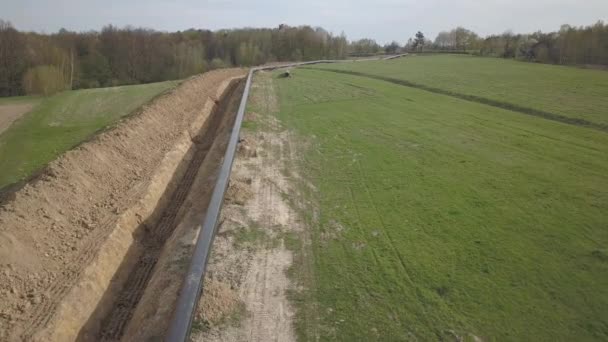 Aanleg Van Gaspijpleiding Tussen Groene Heuvels Grote Hogedruk Stalen Buizen — Stockvideo