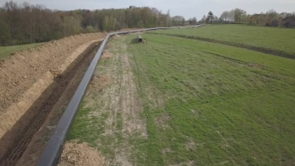 Verlegung Einer Gaspipeline Zwischen Grünen Hügeln Große Hochdruck Stahlrohre Die — Stockvideo