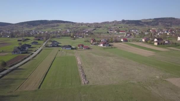 比兹齐亚德卡 2019 从鸟瞰图全景 波兰的科拉齐采村位于绿色的山丘之间 温带气候 飞行无人机或四轴飞行器 — 图库视频影像
