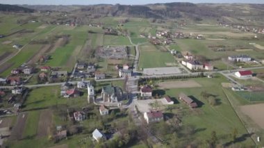 Biezdziadka, Polonya - 4 9 2019: Bir kuş bakışı panorama. Orta Avrupa: Kolaczyce Polonya köyü yeşil tepeler arasında yer almaktadır. Ilıman iklim. Uçuş drone veya quadrocopter.