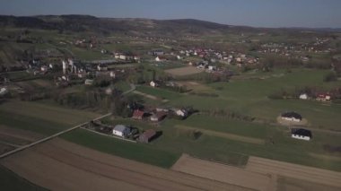 Biezdziadka, Polonya - 4 9 2019: Bir kuş bakışı panorama. Orta Avrupa: Kolaczyce Polonya köyü yeşil tepeler arasında yer almaktadır. Ilıman iklim. Uçuş drone veya quadrocopter.