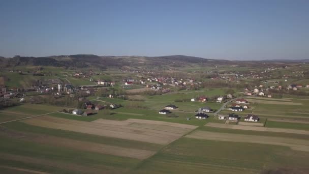 ビエズジアドカ ポーランド 2019 鳥の目のビューからパノラマ 中央ヨーロッパ コラツィツェのポーランドの村は 緑の丘の中に位置しています 温帯気候 飛行ドローンまたはクワドロコプター — ストック動画