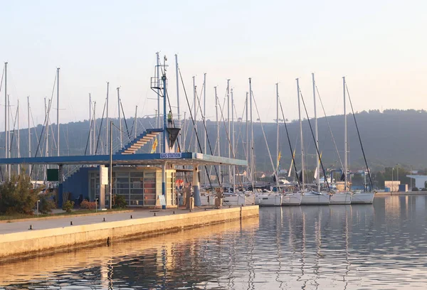 Автозаправна станція в Середземному морі Марина на тлі вітрильних яхт в промені заходу сонця. Заправка човнів і рибальських човнів. Інфраструктуру Адріатичного порту. Суботні умови — стокове фото