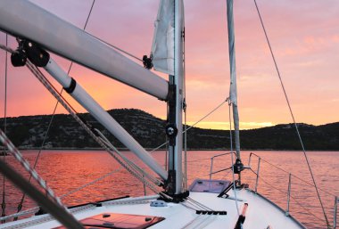 Bir yelkenli cruise yat kokpitten denizde gün batımı. Denize romantik bir yolculuk. Bir zevk teknesi kirala. Akdeniz'de ekstrem tatil. Avrupa. Adriyatik denizi. Hırvatistan