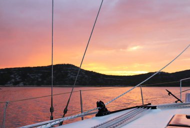 Bir yelkenli cruise yat kokpitten denizde gün batımı. Denize romantik bir yolculuk. Bir zevk teknesi kirala. Akdeniz'de ekstrem tatil. Avrupa. Adriyatik denizi. Hırvatistan