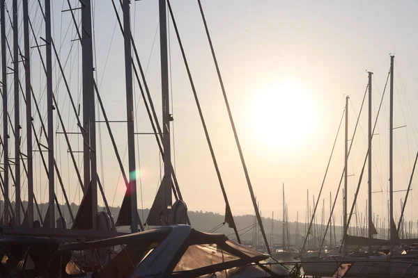 在明亮的阳光照亮下的蓝天下, 游艇的桅杆。帆船和邮轮包机技术。现代海洋技术的游艇。铝制品 — 图库照片