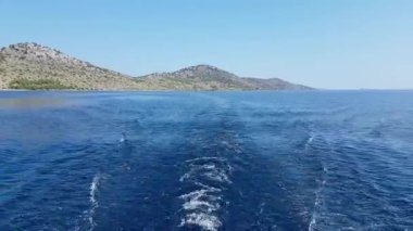 Avrupa. Akdeniz bölgesi. Adriyatik Denizi. Hırvat riviera. Dalmaçya bölge. Watertrack denizde. Güneşli havalarda. Kornati Milli Parkı. Mavi gökyüzü güneş ışığı ile.                            