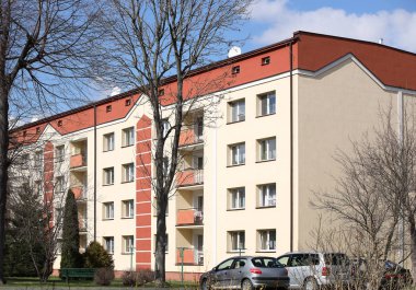 Yaslo, Polonya - 313 2019: Doğu Avrupa 'da küçük bir apartman dairesi. Çalıştığımız bölgeden restore edilen evin dış tasarımı. Binanın renk ölçekli yüksekliği