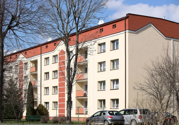 Yaslo, Lengyelország - 3 13 2019: Kis lakóépület Kelet-Európában. A külső festés design a felújított otthon a munkanegyedben. Színskála magassága az épület — Stock Fotó