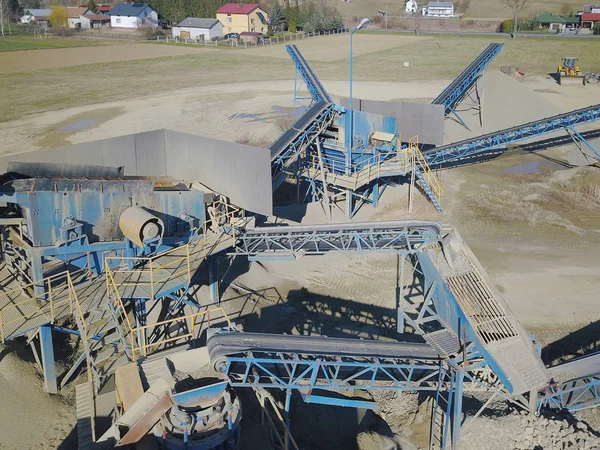 Elementos do equipamento para a extração e triagem de entulho. Produção de materiais de construção. Construção de metal para trabalhar com pedra e pedras. Escória de cascalho sob a correia transportadora — Fotografia de Stock