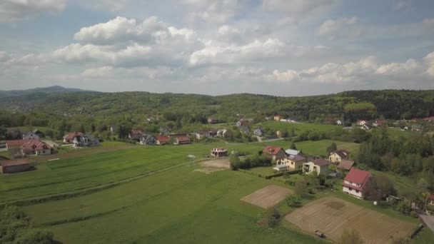 从鸟的角度看全景 波兰村庄位于青山和河流之间 温和的气候 飞行无人机或四轮车 风景的城市化 — 图库视频影像