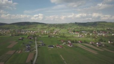 Kuş bakışı Panoraması. Orta Avrupa: Polonya köyü yeşil tepeler ve nehir arasında yer almaktadır. Ilıman iklim. Uçuş drone 'ları ya da quadrocopter. Peyzaj kentleşme.