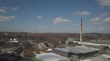 Gorlice, Polonya-3 9 2019: Karpat kentinin sanayi bölgesi. Rafinerisi ve yardımcı binaların üst görünümü. Drone veya quadrocopter tarafından çekilen video. Fabrikadaki günün kendini beğenmiş. Planlama 