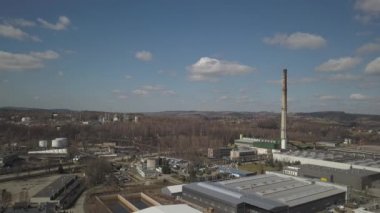 Gorlice, Polonya-3 9 2019: Karpat kentinin sanayi bölgesi. Rafinerisi ve yardımcı binaların üst görünümü. Drone veya quadrocopter tarafından çekilen video. Fabrikadaki günün kendini beğenmiş. Planlama 
