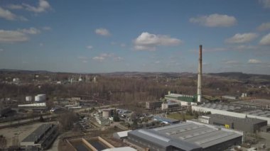 Gorlice, Polonya-3 9 2019: Karpat kentinin sanayi bölgesi. Rafinerisi ve yardımcı binaların üst görünümü. Drone veya quadrocopter tarafından çekilen video. Fabrikadaki günün kendini beğenmiş. Planlama 