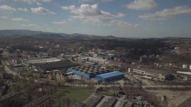 Gorlice, Polonya-3 9 2019: Karpat kentinin sanayi bölgesi. Rafinerisi ve yardımcı binaların üst görünümü. Drone veya quadrocopter tarafından çekilen video. Fabrikadaki günün kendini beğenmiş. Planlama 