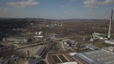Gorlice, Polonya-3 9 2019: Karpat kentinin sanayi bölgesi. Rafinerisi ve yardımcı binaların üst görünümü. Drone veya quadrocopter tarafından çekilen video. Fabrikadaki günün kendini beğenmiş. Planlama 