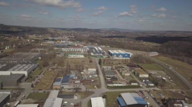 Gorlice, Polonya-3 9 2019: Karpat kentinin sanayi bölgesi. Rafinerisi ve yardımcı binaların üst görünümü. Drone veya quadrocopter tarafından çekilen video. Fabrikadaki günün kendini beğenmiş. Planlama 