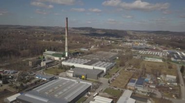 Gorlice, Polonya-3 9 2019: Karpat kentinin sanayi bölgesi. Rafinerisi ve yardımcı binaların üst görünümü. Drone veya quadrocopter tarafından çekilen video. Fabrikadaki günün kendini beğenmiş. Planlama 